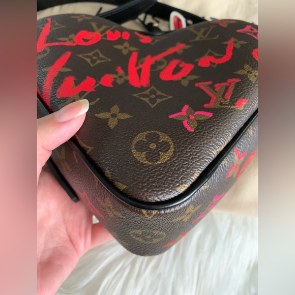 Brand New Louis Vuitton Limited Edition Fall in Love Sac Coeur Heart Bag - Picture 5 of 16